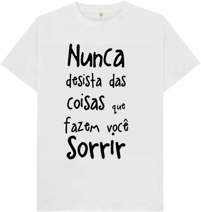 Camiseta Nunca desista das coisas que te fazem sorrir